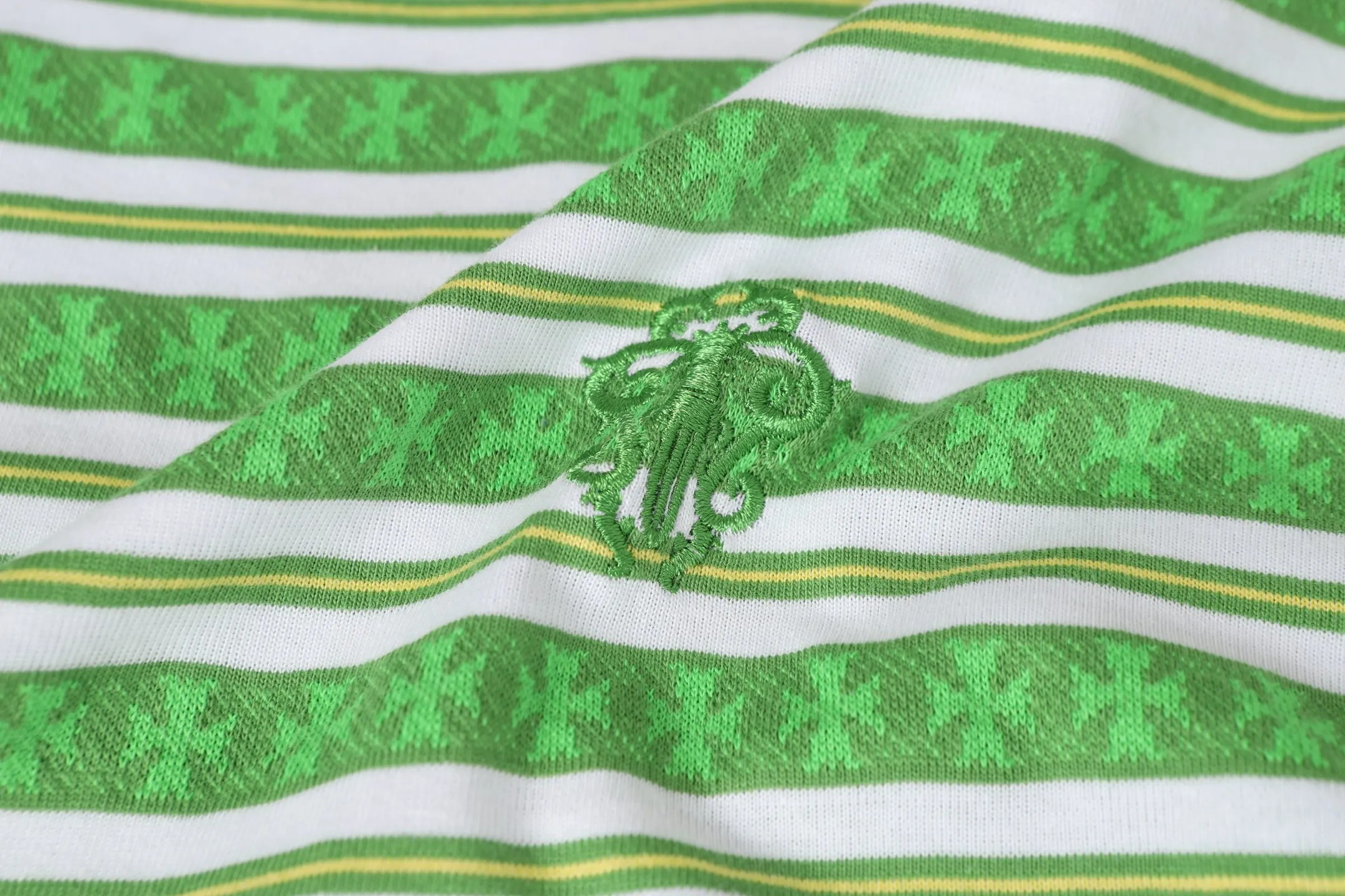 P160 -Chrome Hearts/Chrome Hearts 25ss season's most popular striped yarn-dyed short-sleeved T-shirt -High weight, high density and high quality. The wool is soft, delicate and skin-friendly. It feels soft and silky. It has excellent warmth and skin-friendly properties. -Custom-woven and dyed, no color difference, no matter the fabric or workmanship details. Overwhelms the ordinary version on the market. -Colour: Gray Blue Green -Size: S M L XL